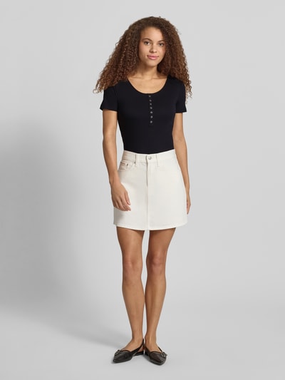 Frauenmodel trägt Slim Fit T-Shirt aus Baumwoll-Mix Modell 'SIMPLE' von Only, Optik: Unifarben, Knopf-Details, Ripp, Ganzkörperansicht von vorne.