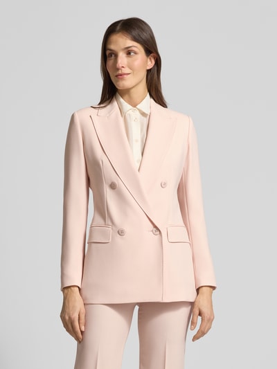 Frauenmodel trägt Regular Fit Longblazer aus reiner Schurwolle von Max Mara Studio in zartem Rosaton, Reverskragen, doppelreihige Knopfleiste, Pattentaschen, Logo-Stitching, feine Stoffstruktur, unifarbene Optik, Nahaufnahme Oberkörper.