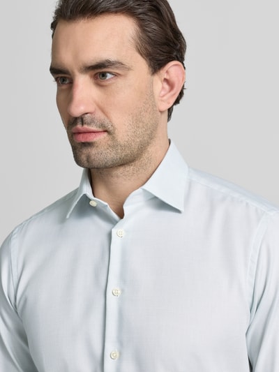 Männermodel trägt Regular Fit Business Hemd aus Baumwolle mit Kentkragen von Christian Berg Men, biała tkanina, krój regular fit, czysta bawełna, kent, listwa guzikowa, długość tyłu w rozmiarze 39/40: 78 cm, szerokość w rozmiarze 39/40: 47 cm, długość rękawa w rozmiarze 39/40: 64 cm, zbliżenie na górną część ciała