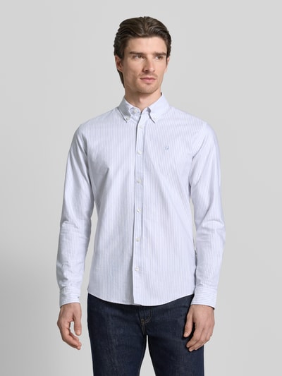 Männermodel trägt Slim Fit Freizeithemd aus reiner Baumwolle Modell 'H-ROAN' von BOSS im Allover-Streifenmuster, Ganzkörperansicht von vorne.