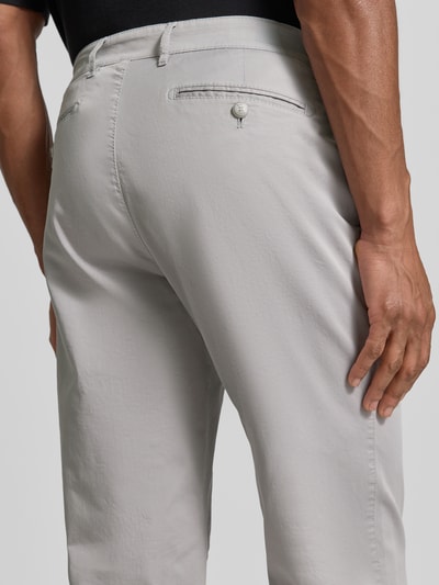 Männermodel trägt Straight Fit Stoffhose mit Lyocell-Anteil Modell 'Everest' von BRAX in Hellgrau, Baumwoll-Lyocell-Mix, Gesäßtaschen, Detailaufnahme Rückansicht.