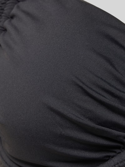 Frauenmodel trägt Bikini-Oberteil mit Raffungen von LASCANA aus Elastischer-Material-Mix mit Hakenverschluss und Spaghettiträgern, Detailaufnahme.