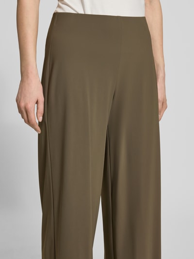 Kobieta nosi Relaxed Fit Schlupfhose model 'SALLY' od Raffaello Rossi, dżersej high-tech, elastyczny pas, szerokość w rozmiarze 36: 39 cm, długość wewnętrzna nogawki w rozmiarze 36: 68 cm, spodnie o luźnym kroju, ujęcie z przodu w zbliżeniu na biodra