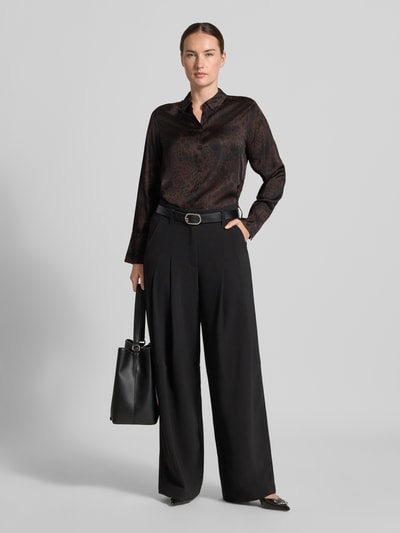 Frauenmodel trägt Regular Fit Langarmbluse aus reiner Viskose von s.Oliver BLACK LABEL in dunklem Braun, dezentes Muster, fließender Stoff, Ganzkörperansicht von vorne. Damen Langarmbluse von s.Oliver BLACK LABEL.
