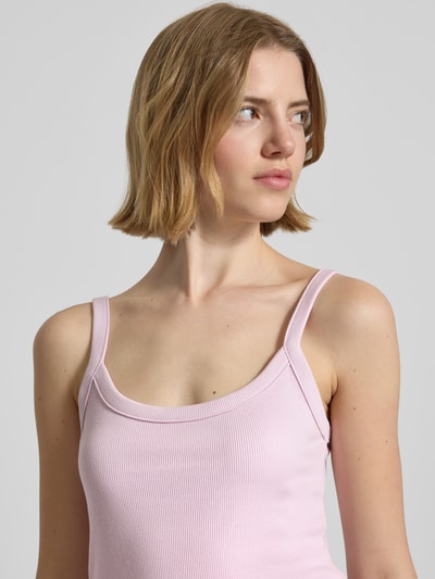 Vrouwenmodel draagt Slim Fit Tank Top uit bio-baumwoll-mix model 'MAY' van Pieces, effen kleuren, fijnrib, nahaufnahme bovenlichaam.