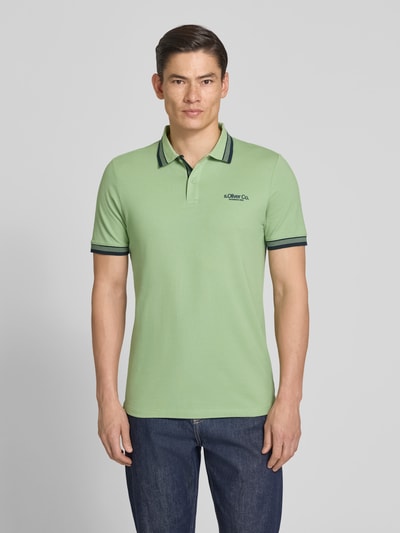 Männermodel trägt Regular Fit Poloshirt aus Baumwoll-Mix von s.Oliver RED LABEL, Optik: Unifarben, Ganzkörperansicht von vorne.
