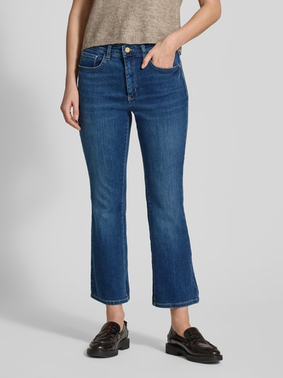 Kobiece modelka nosi Bootcut Jeans aus Baumwoll-Mix Modell 'DREAM KICK' od MAC, kolor niebieski, 5-kieszeniowy fason, skrócona długość, szerokość w rozmiarze 36/27: 40 cm, długość nogawki od wewnątrz: 67 cm, widok na całe ciało z przodu.