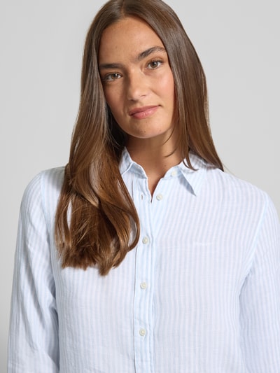 Frauenmodel trägt Regular Fit Leinenbluse mit Hemdblusenkragen und Label-Stitching von Gant, feine Streifen, reines Leinen, Nahaufnahme Oberkörper.