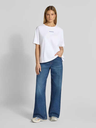 Frauenmodel trägt Oversized T-Shirt aus reiner Baumwolle Modell 'GIANNAA CHAANGE' von Armedangels, weiß, Rundhals, Feinripp, Ganzkörperansicht von vorne.