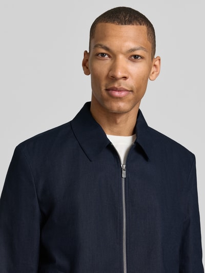 Mannelijk model draagt Blouson met Kentkragen en Reißverschluss van MCNEAL in donkerblauw, mix van linnen en katoen, recht model, nahaufnahme oberkörper.