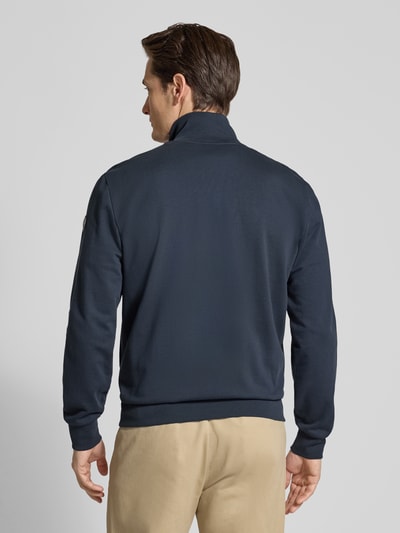 Männermodel trägt dunkelblaue Sweatjacke mit Stehkragen und Reißverschluss von Colmar Originals, reine Baumwolle, Rückansicht Ganzkörperansicht.