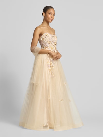Frauenmodel trägt Abendkleid mit floralem Stitching von Unique in Glitzermesh, Pailettenbesatz, Schulterfrei, Taillierte Passform, Ganzkörperansicht von vorne.