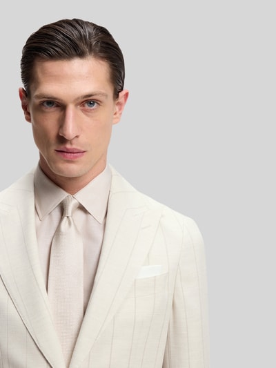 Männermodel trägt Slim Fit Anzug aus Baumwoll-Woll-Mix Modell 'H-HUGE-2PCS-261' von BOSS, Optik:Allover-Muster, gestreift, Nahaufnahme Oberkörper