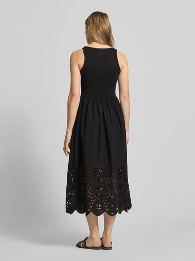 Frauenmodel trägt A-Linie Midikleid aus Baumwoll-Mix Modell 'NAOMI' von Pepe Jeans, Optik: Unifarben, Lochstickerei, Muschelsaum, Ganzkörperansicht Rückansicht.
