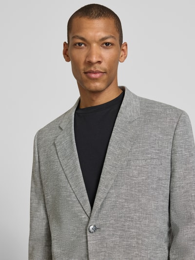 Männermodel trägt Regular Fit Anzug mit Leinen-Anteil Modell 'KRIS/TEAGAN' von HUGO in Melange-Optik und Material-Mix, Nahaufnahme Oberkörper.
