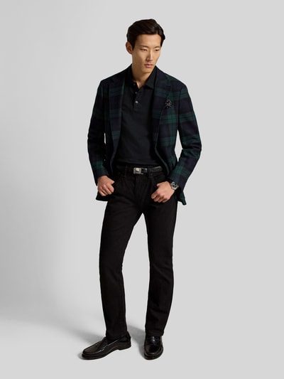 Männermodel trägt Regular Fit Poloshirt mit Logo-Stitching von Polo Ralph Lauren, dunkle Farbtöne, glatte Textur, Ganzkörperansicht von vorne, Herren Pullover von Polo Ralph Lauren.