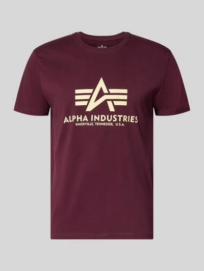 Produktfoto, T-Shirt mit Logo und Rundhalsausschnitt von Alpha Industries w kolorze bordowym, czysta bawełna, krój regular fit, nadruk logo, długość tyłu w rozmiarze M 68 cm