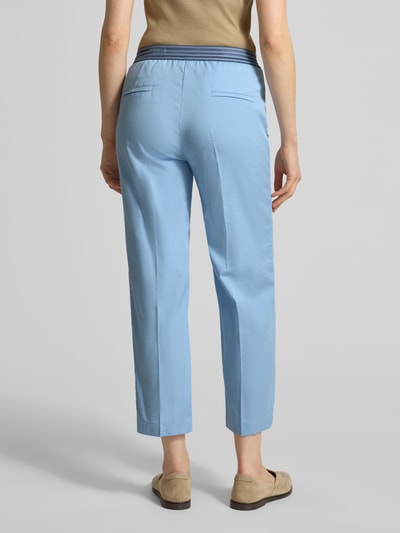 Kobiece model prezentuje spodnie materiałowe Wide Fit Stoffhose in 7/8-Länge Modell 'Sue' od TONI, mieszanka bawełny, kanty, długość 7/8, elastyczny pas z tunelem, wpuszczane kieszenie, szerokość w rozmiarze 36: 34 cm, długość wewnętrzna nogawki: 66 cm, jasnoniebieski kolor, gładka tekstura, widok całej sylwetki z tyłu.