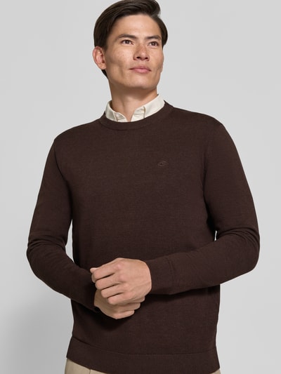 Männermodel trägt Regular Fit Pullover aus reiner Baumwolle von Tom Tailor in Dunkelbraun, feine Strickstruktur, Nahaufnahme Oberkörper. Herren Pullover von Tom Tailor