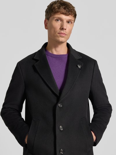 Männermodel trägt Regular Fit Mantel aus Woll-Mix Modell 'Morris' von JOOP! COLLECTION in Schwarz, Nahaufnahme Oberkörper.