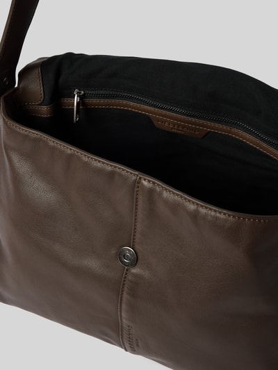 Produktfoto, Crossbody Bag aus echtem Leder Modell 'Fiona' von LIEBESKIND BERLIN in Braun, Hauptfach mit Überschlag, Magnetverschluss, Logo-Prägung, schwarze Textil-Innenausstattung, Maße 35 cm Breite, 25 cm Länge, 15 cm Tiefe, Schulterriemen 85 cm