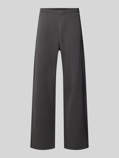 Produktfoto, Straight Fit Sweatpants aus reiner Baumwolle mit Label-Patch von REVIEW in Dunkelgrau, elastischer Bund, Eingrifftaschen, klare Linien und weiche Textur, Innenbeinlänge 40 cm bei Größe M