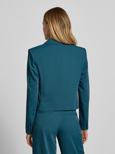 Vrouwenmodel draagt Zweireihiger Blazer mit Reverskragen van Jake*s Cocktail in blauw, regular fit, stretch-materiaal, ruglengte 51 cm, volledige achterkantaanzicht.