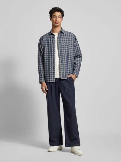 Männermodel draagt Regular Fit Vrijetijdsoverhemd uit puur katoen Model 'EBALTO' van Hugo Blue met all-over ruitmotief, borstzak, kentkraag, doorlopende knoopsluiting en lange mouwen; kleurstelling blauw en wit, rechte vormen, zachte katoenstructuur. Ganzkörperansicht van voren.