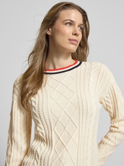 Frauenmodel trägt Strickpullover mit Zopfmuster von Jake*s Casual aus reiner Baumwolle mit Rundhalsausschnitt, Nahaufnahme Oberkörper.