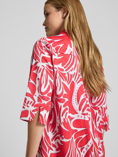 Frauenmodel trägt Knielanges Hemdblusenkleid mit verdeckter Knopfleiste von Christian Berg Woman aus Reine Baumwolle mit pink-weißem floralen Muster, Straight Fit, Hemdblusenkragen, 1/2-Arm, Detailaufnahme Rückansicht. Rückenlänge 95 cm bei Größe 36, Brustweite 54 cm, Ärmellänge 40 cm.