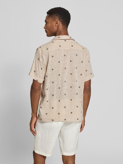 Männermodel trägt Regular Fit Freizeithemd mit Reverskragen von bugatti, Baumwoll-Mix mit Viskose, Allover-Look, Rückansicht Ganzkörperansicht.