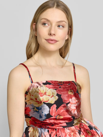 Frauenmodel trägt Blusentop aus Viskose-Seide-Mix Modell 'sigrida' von Gestuz, florales Allover-Muster, tailliert, Nahaufnahme Oberkörper.