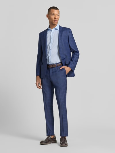 Männermodel trägt Slim Fit Business-Hemd mit Kentkragen von OLYMP Level Five aus Reine Baumwolle, hellblau, Knopfleiste, Ganzkörperansicht von vorne. Rückenlänge bei Größe 40: 70 cm, Schulterbreite: 40 cm, Ärmellänge: 24 cm.