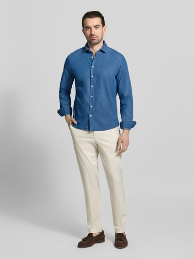 Männermodel trägt Regular Fit Freizeithemd in Denim-Optik mit Kentkragen von MAERZ Muenchen, reine Baumwolle, Ganzkörperansicht von vorne.