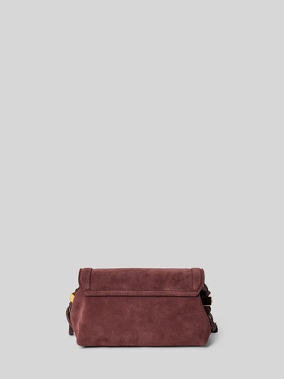Produktfoto, Shoulder Bag aus echtem Leder Modell 'Thess' von Coccinelle in dunklem Braun, goldfarbenes Logo-Detail, Überschlag, schmaler Schulterriemen, fein strukturierte Oberfläche, Maße 21x12x8 cm, Länge Schulterriemen 120 cm, Hauptfach, elegantes Design