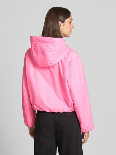 Kobiece modelka nosi kurtkę z kapturem Jacke mit Reißverschlusstaschen Modell 'YADIRA' von FIRE + ICE, krój regular fit, różowa, tekstura gładka, długość tyłu w rozmiarze 36: 52 cm, szerokość ramion w rozmiarze 36: 45 cm, szerokość klatki piersiowej w rozmiarze 36: 45 cm, długość rękawów w rozmiarze 36: 61 cm, kieszenie zapinane na zamek błyskawiczny, zamek błyskawiczny dwustronny, widok całej sylwetki z tyłu
