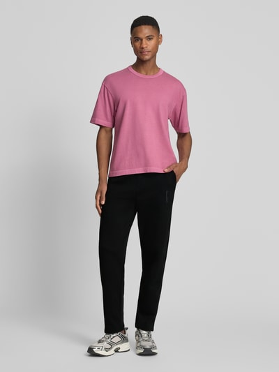 Männermodel trägt Sweatpants mit elastischem Bund und Logo von GAP in schwarz, regular fit, katoenmix, voorkant volledig lichaam.