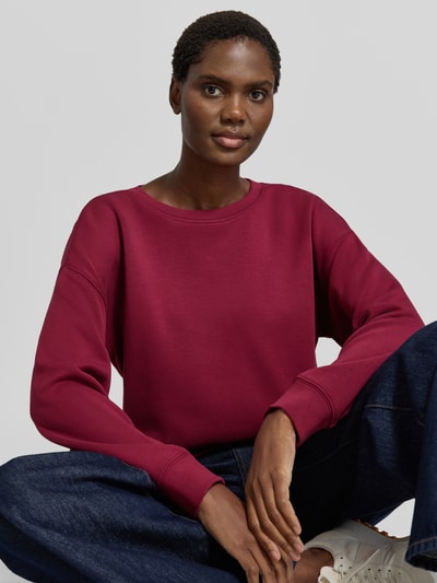 Frauenmodel trägt Relaxed Fit Sweatshirt mit elastischen Abschlüssen von MSCH Copenhagen, Bordeauxrot, weiche Viskose-Mischung, Nahaufnahme Oberkörper.
