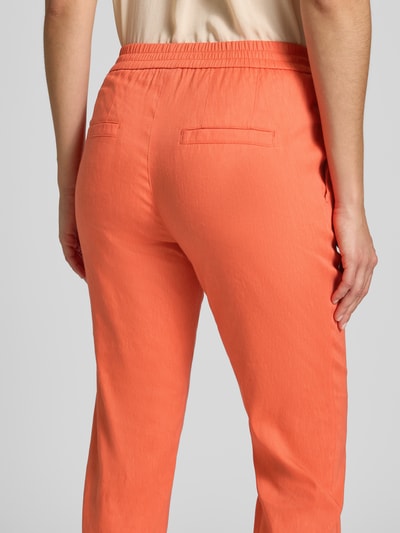 Männermodel trägt Stoffhose aus Leinen-Mix mit französischen Eingrifftaschen von Marc Cain, mieszanka lnu z dodatkiem wiskozy, krój straight fit, elastyczny pas, wpuszczane kieszenie, zakładka na dole, kieszenie z tyłu, szerokość w rozmiarze 36: 37 cm, długość wewnętrzna nogawki: 70 cm, widok na całe spodnie, ujęcie z tyłu