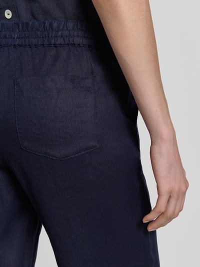 Männermodel trägt Leinenhose mit elastischem Bund und Gesäßtaschen von Christian Berg Woman, granatowy, krój regular fit, czysta len, tylna kieszeń, Szerokość w rozmiarze 36: 40 cm, długość wewnętrzna nogawki w rozmiarze 36: 77 cm, detaliczne ujęcie tylnej części spodni