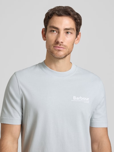 Męski model nosi Relaxed Fit T-Shirt aus reiner Baumwolle Modell 'WILDFELL' von Barbour, jasnoszary, jednolity, okrągły dekolt, krótki rękaw, nadruk logo, materiał jersey, czysta bawełna, zbliżenie na górną część ciała