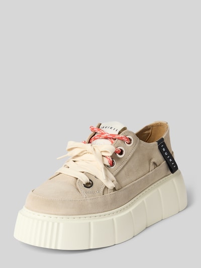 Produktfoto, Sneaker mit Plateau Modell 'Matilda' von INUIKII, beige Farben, abgerundete Form, Logo-Detail, dicke strukturierte Sohle
