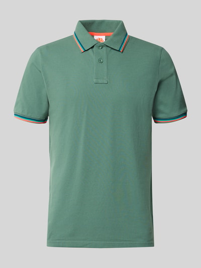 Produktfoto, Slim Fit Poloshirt mit Kontraststreifen Modell 'Brice' von Sundek aus Baumwoll-Elasthan-Mix in Grün mit Knopfleiste und farbigen Details, Rückenlänge bei Größe M: 70 cm.