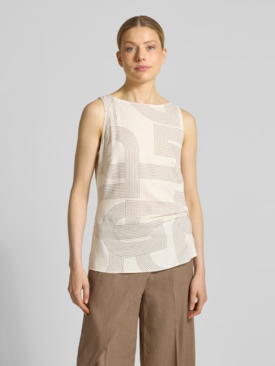 Frauenmodel trägt Blusentop aus Leinen-Lyocell-Mix mit seitlicher Raffung von comma, beige mit grafischem Allover-Look, Nahaufnahme Oberkörper.