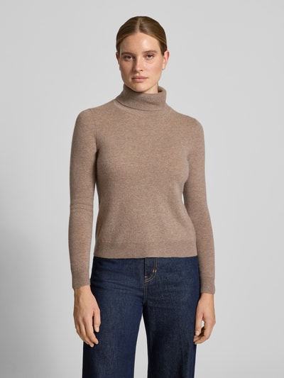 Frauenmodel trägt Regular Fit Rollkragenpullover aus reinem Kaschmir von Christian Berg Woman in Beige, gerippte Abschlüsse, Ganzkörperansicht von vorne.