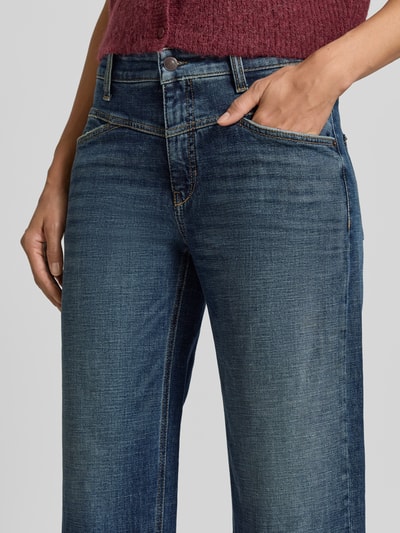 Kobieta nosi Barrel Jeans aus Baumwoll-Mix Modell 'ELIN' od CAMBIO, niebieski denim, wyraźna faktura, zbliżenie na biodra, damskie jeansy