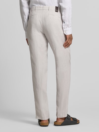 Männermodel trägt Straight Fit Leinenhose aus reinen Leinen Modell 'Lynx' von Mmx, helle Farbe, strukturierte Oberfläche, Ganzkörperansicht Rückansicht, Herren Leinenhose mit Gesäßtaschen, Knopf- und Reißverschluss, Bundweite 43 cm, Innenbeinlänge 81 cm.