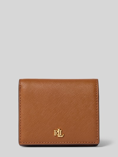 Produktfoto, Portemonnaie aus Leder mit Label-Applikation von Lauren Ralph Lauren in Braun, rechteckige Form, feine Struktur, goldfarbenes Logo, Damen Portemonnaie mit Druckknopfverschluss und mehreren Fächern.