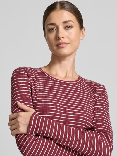 Kobieta nosi bluzkę z długim rękawem z mieszanki bawełny Slim Fit Langarmshirt aus Baumwoll-Mix Modell 'ANNA' od Selected, bordowe paski, zbliżenie na górną część ciała