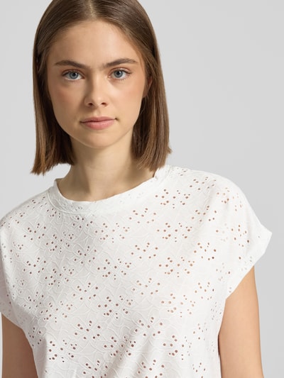 Vrouwenmodel draagt Relaxed Fit T-shirt met etskanteffect model 'SMILLA' van Only, dames T-shirt, witte kleur, ronde hals, korte mouw, detailopname bovenlichaam.